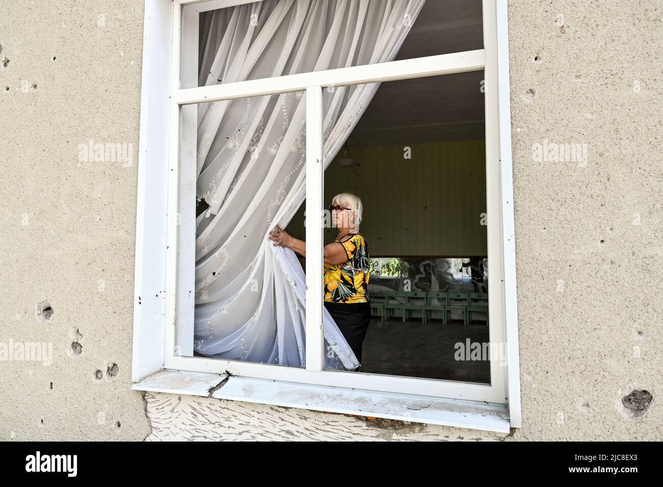 Zaporizhzhia, Ucraina. 10th giugno 2022. ZAPORIZHZHIA REGIONE, UCRAINA - 10 GIUGNO 2022 - cortile Kindergarten è stato colpito da un missile russo, shrapnel ha rotto le finestre e danneggiato le pareti e mobili, Stepnohirsk, distretto di Vasylivskyi, Zaporizhzhia regione, Ucraina sud-orientale. Questa foto non può essere distribuita nella Federazione russa. Credit: Ukrinform/Alamy Live News Foto Stock