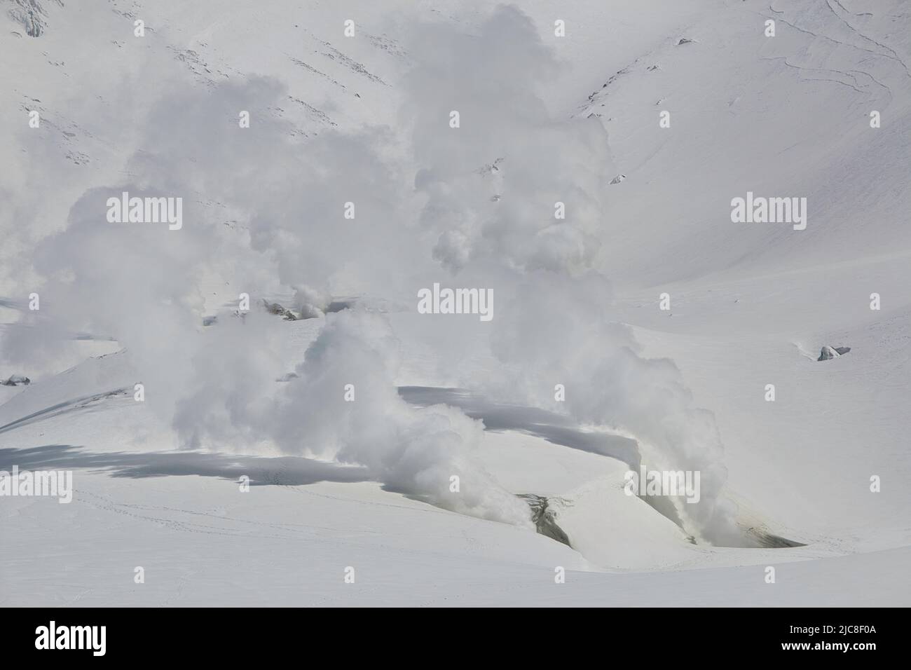 Vapore che si alza dal paesaggio innevato del vulcano attivo Foto Stock