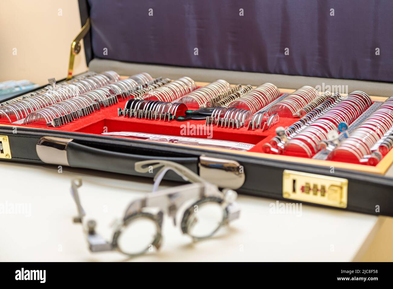 Valigia medica con un set di lenti per test di visione. Processo di selezione diottrica. Foto Stock