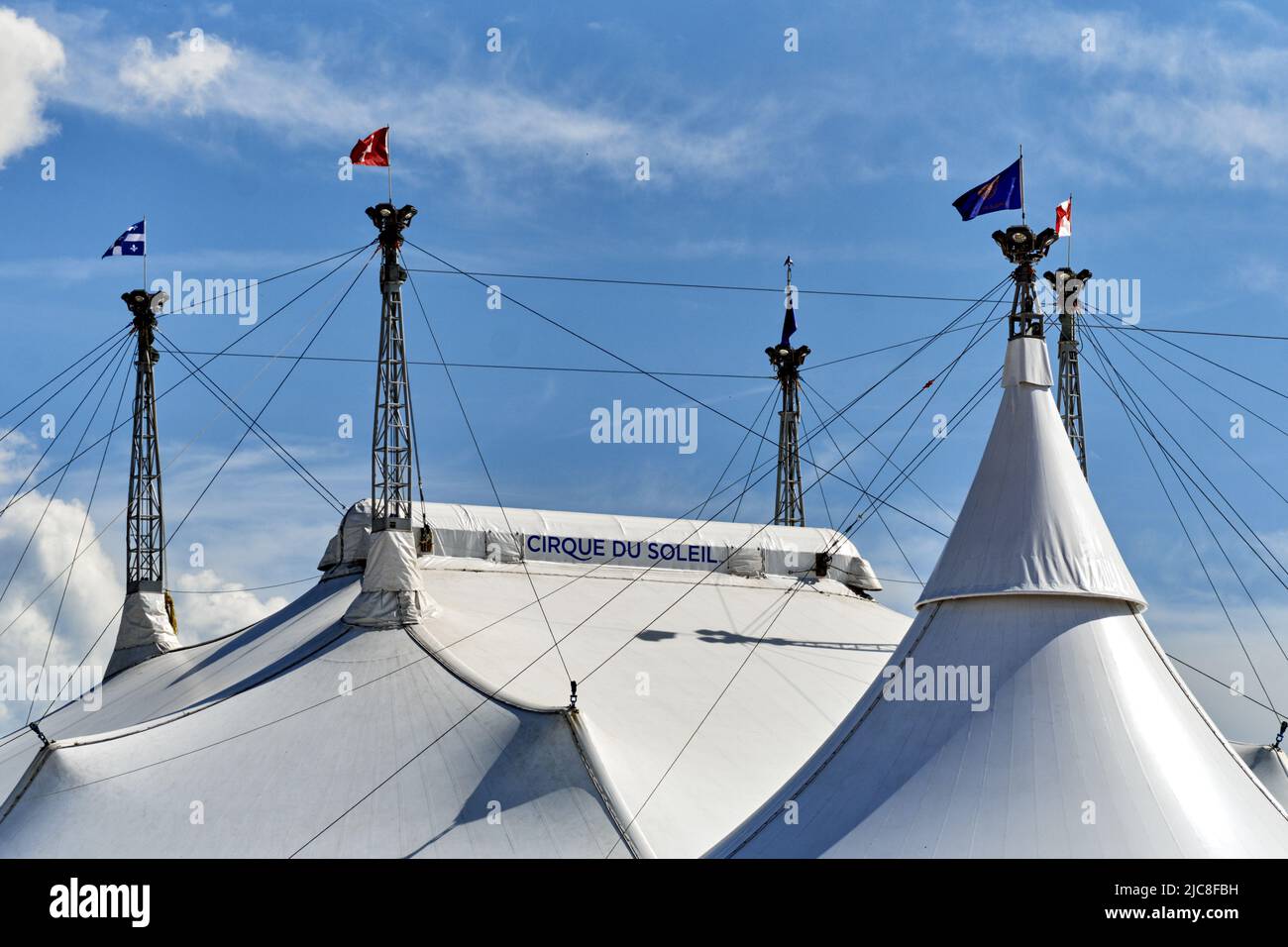 Ginevra, Svizzera - 28 maggio 2022 : firma in cima alla tenda del Cirque du Soleil , un produttore canadese di circo Foto Stock