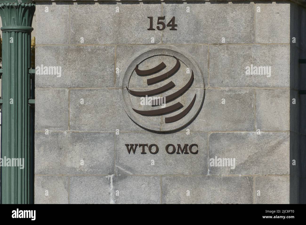 Ginevra, Svizzera - 30 maggio 2022: Firma e logo dell'Organizzazione mondiale del commercio (OMC) (OMC) Foto Stock