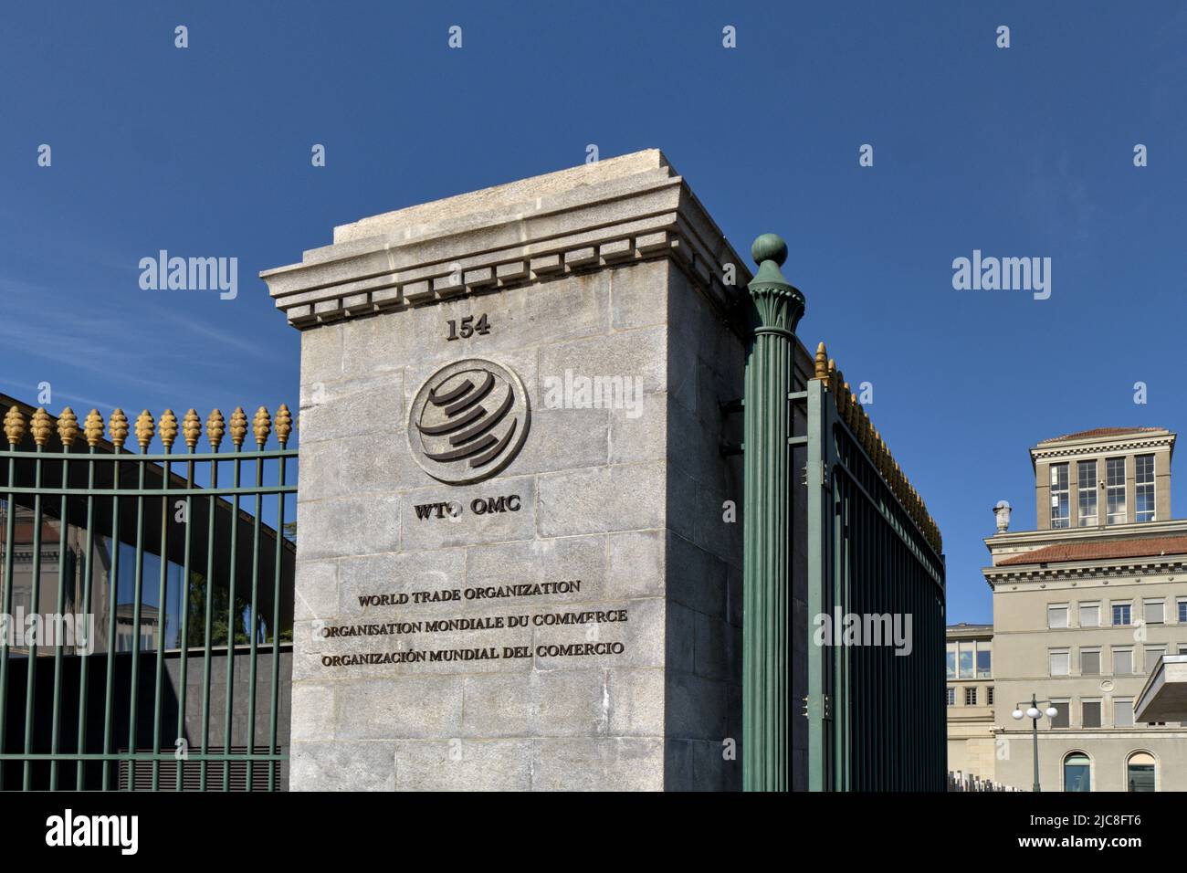 Ginevra, Svizzera - 30 maggio 2022: Firma e logo dell'Organizzazione mondiale del commercio (OMC) (OMC) Foto Stock