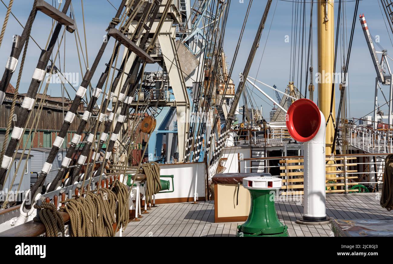 05 maggio 2022, Amburgo: La nave a vela Peking, Masts, gru, capannoni, chiatte e storiche navi a vapore formano un insieme unico nel Museo del Porto tedesco. Si trova al centro dell'ex porto libero sull'ultimo ed elencato complesso di banchina dell'epoca imperiale, la cui struttura era stata stabilita più di 100 anni fa. Foto: Markus Scholz/dpa/Picture Alliance/dpa | Markus Scholz Foto Stock