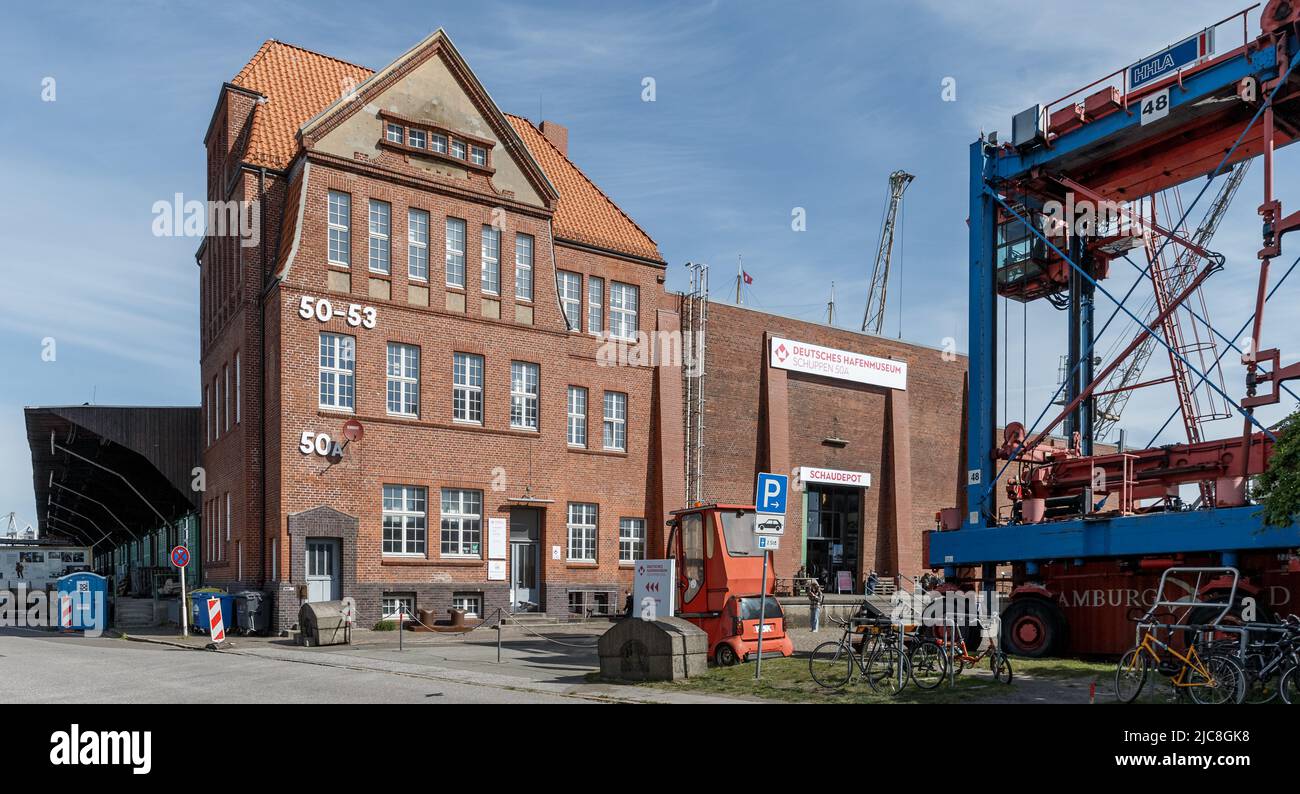 05 maggio 2022, Amburgo: Vista del deposito dello spettacolo dell'Hafenmuseum di Amburgo. Si trova al centro dell'ex porto libero sull'ultimo ed elencato complesso di banchina dell'epoca imperiale, la cui struttura era stata stabilita più di 100 anni fa. Foto: Markus Scholz/dpa/Picture Alliance/dpa | Markus Scholz Foto Stock