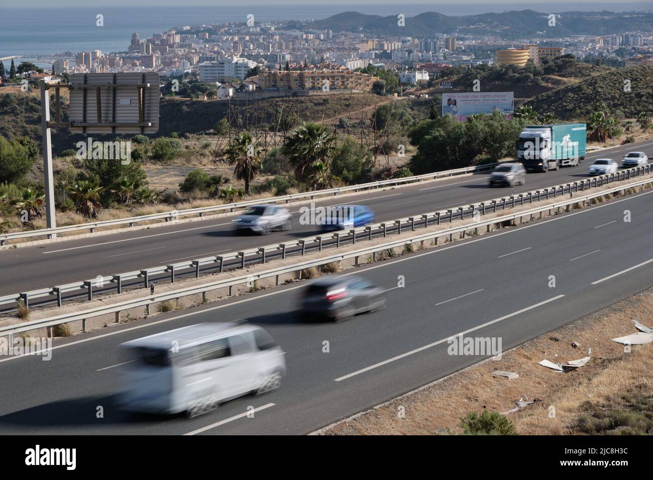 AP-7, Autovia del mediterraneo a bassa velocità con la città di Fuengirola sullo sfondo. Foto Stock