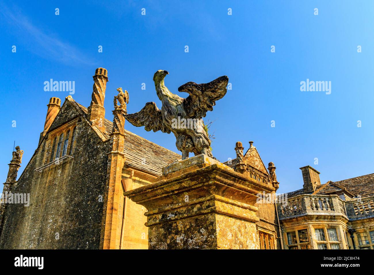Uno dei due uccelli in pietra che si siedono in cima ai gatewists a Mapperton House, Beaminster, Dorset, Inghilterra, Regno Unito Foto Stock Uno dei due uccelli in pietra che si siedono in cima ai gatewists a Mapperton House, Beaminster, Dorset, Inghilterra, Regno Unito Foto Stock
