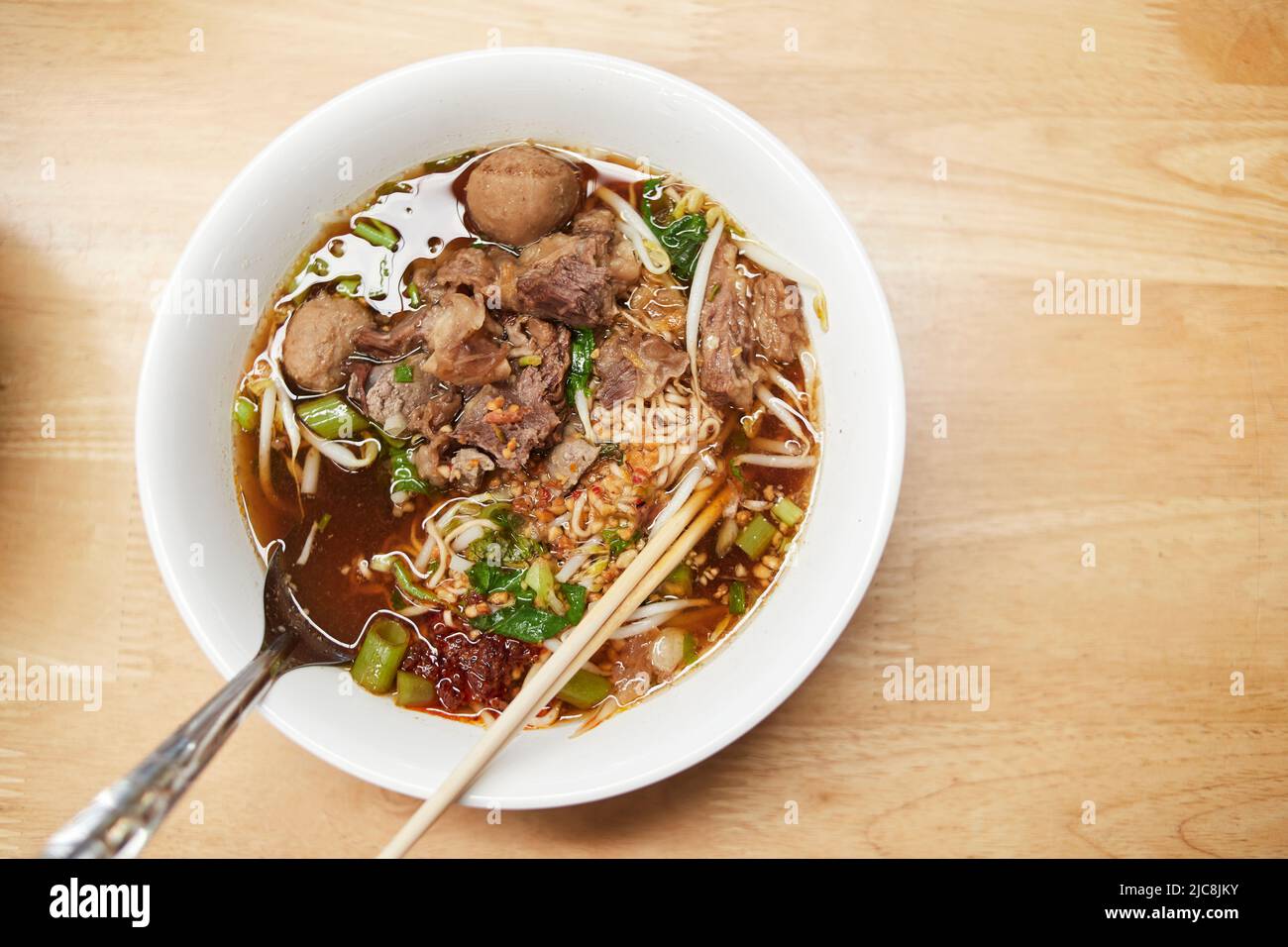 Spaghetti istantanei con manzo brasato in un recipiente Foto Stock