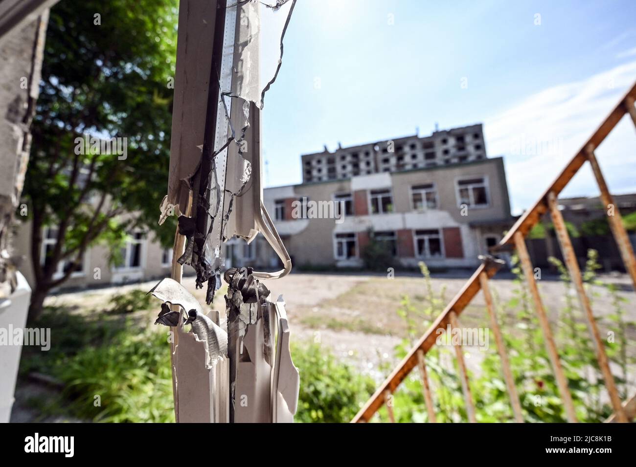 Zaporizhzhia Regione, Ucraina - 10 giugno 2022 - il cortile dell'asilo è stato colpito da un missile russo, shrapnel ha rotto le finestre e danneggiato le pareti e i mobili, Stepnohirsk, distretto di Vasylivskyi, Zaporizhzhia Regione, Ucraina sud-orientale. Questa foto non può essere distribuita nella Federazione russa. Photo by Dmytro Smoliyenko/Ukrinform/ABACAPRESS.COM Credit: Abaca Press/Alamy Live News Foto Stock