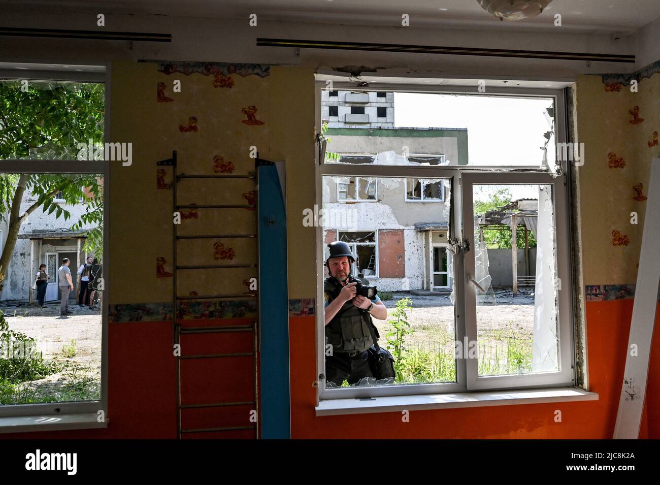 Zaporizhzhia Regione, Ucraina - 10 giugno 2022 - il cortile dell'asilo è stato colpito da un missile russo, shrapnel ha rotto le finestre e danneggiato le pareti e i mobili, Stepnohirsk, distretto di Vasylivskyi, Zaporizhzhia Regione, Ucraina sud-orientale. Questa foto non può essere distribuita nella Federazione russa. Photo by Dmytro Smoliyenko/Ukrinform/ABACAPRESS.COM Credit: Abaca Press/Alamy Live News Foto Stock