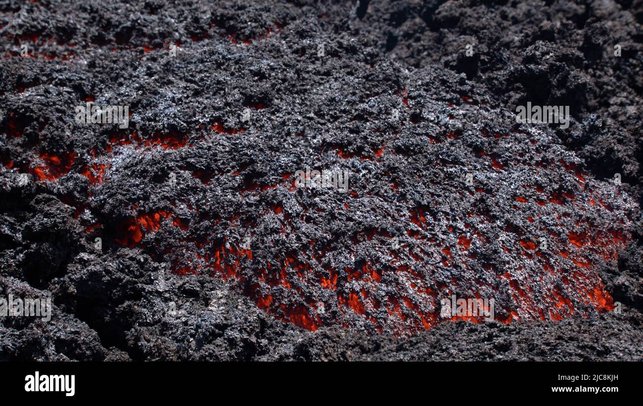 Flusso di lava incandescente sul vulcano Etna in Sicilia nella Valle del Bove con canale di fumo e flusso di lava Foto Stock