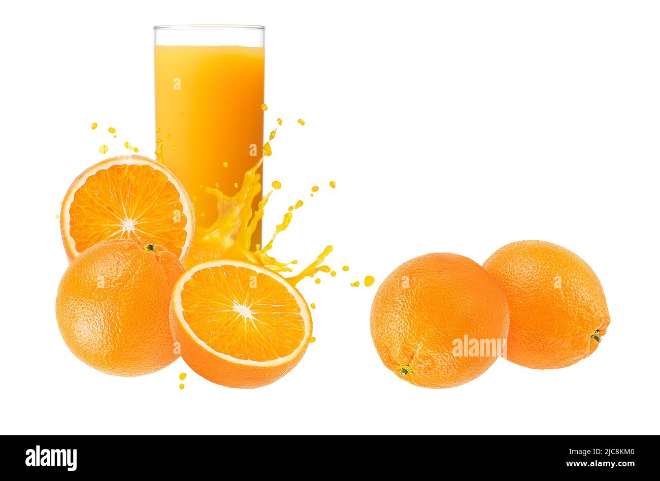 Frutta fresca matura d'arancia e succo d'arancia. Gustoso succo di frutta d'arancia spruzzando isolato su bianco Foto Stock