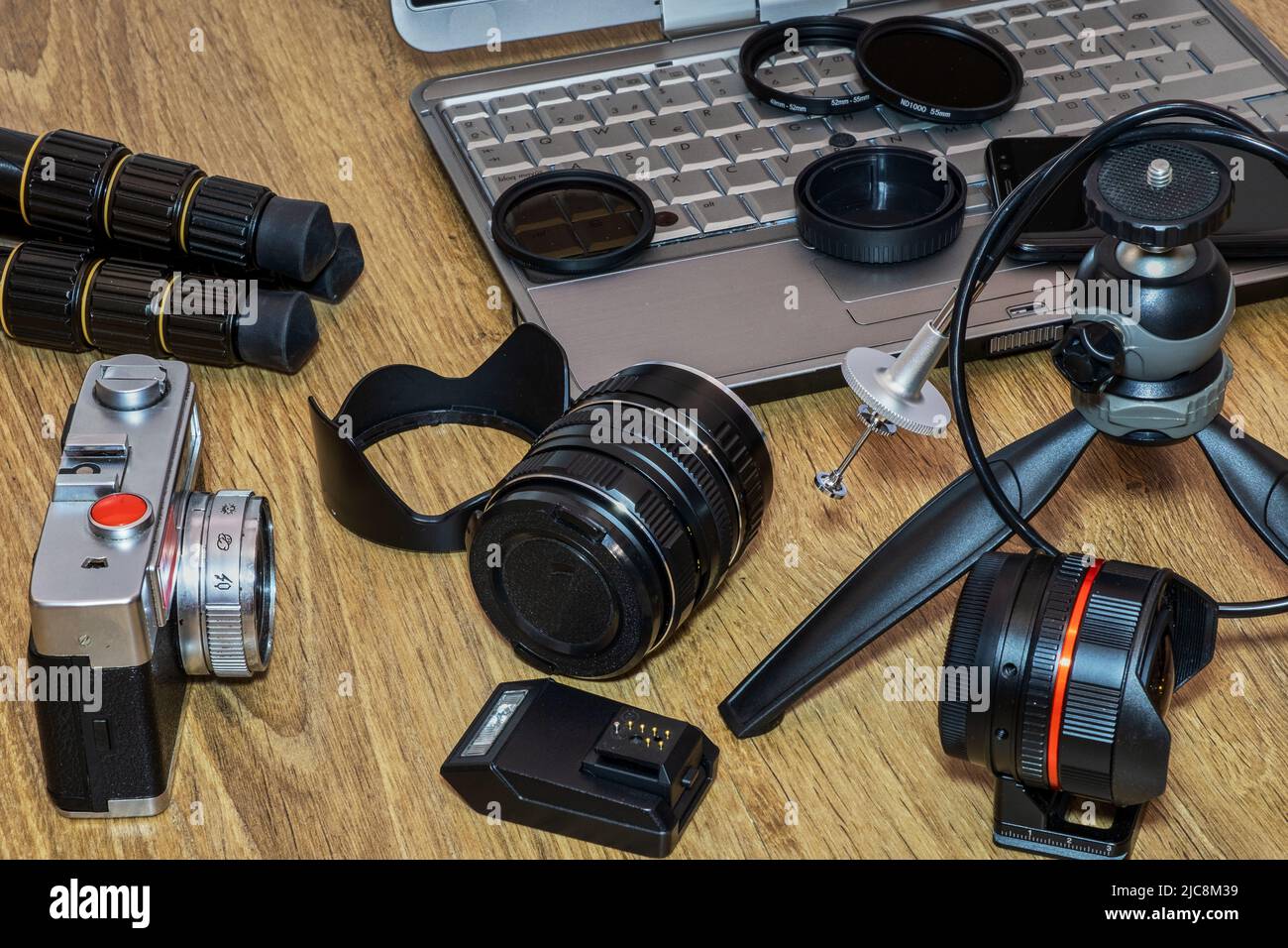 Composizione, fotocamera con vari oggetti fotografici. Foto Stock