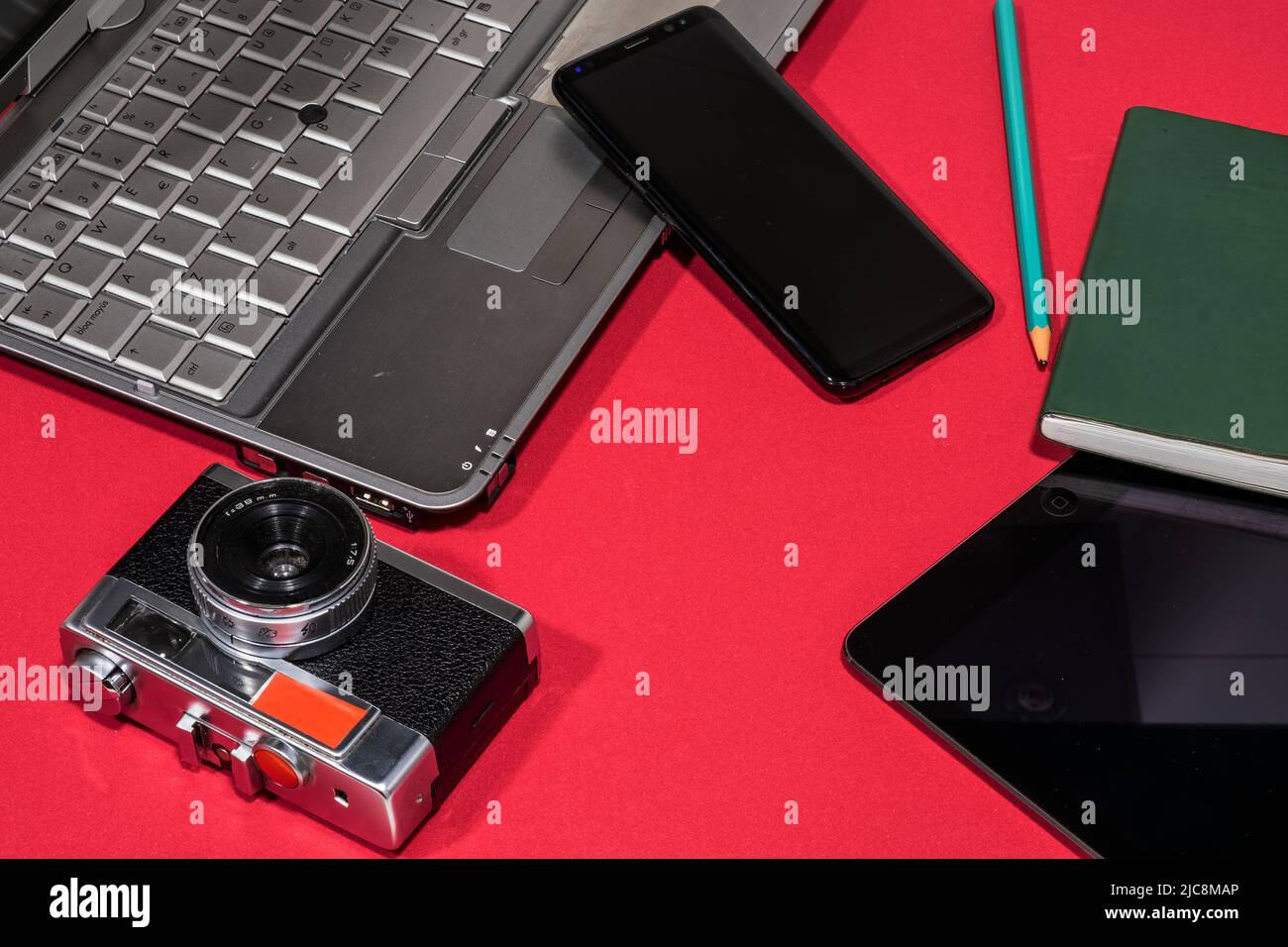 Composizione, fotocamera con vari oggetti fotografici. Foto Stock