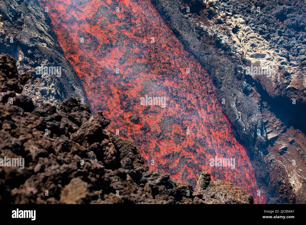 Flusso lavico vulcano Etna di Sicilia, con fumo e vapori Foto Stock