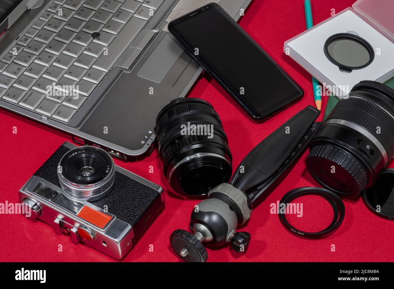 Composizione, fotocamera con vari oggetti fotografici. Foto Stock