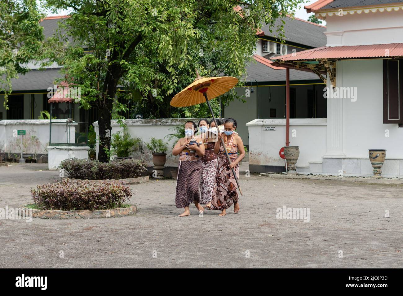 I cortigiani femminili del Palazzo Keraton Yogyakarta o conosciuto come 'Abdi Dalem' portano te' e altre offerte durante il rituale di Patehan. Foto Stock