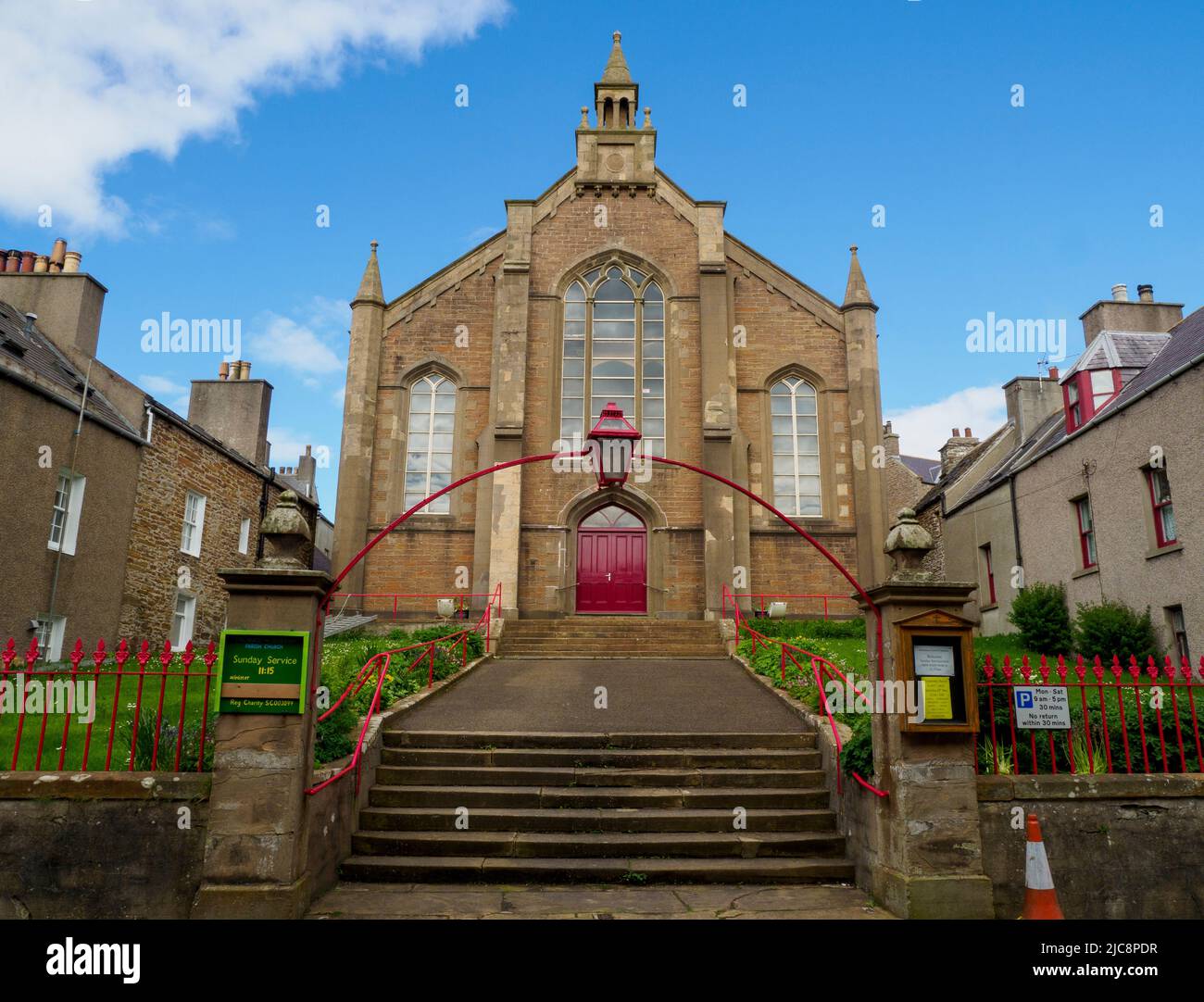 La chiesa parrocchiale di Stromness, chiesa di denominazione della Scozia, è situata nella città di Stromness sulle isole Orkney, Scozia. Foto Stock