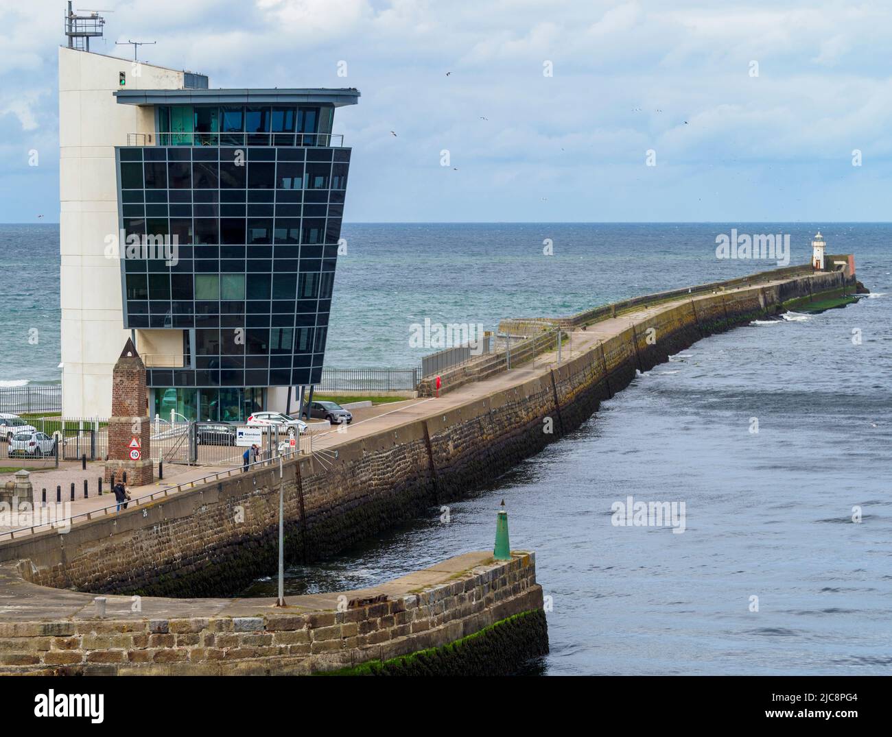 Vista dell'Aberdeen Harbour Marine Operations Center dal ponte panoramico di un traghetto che lascia il porto. Foto Stock