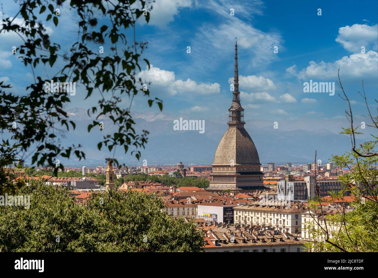 Torino, Piemonte, Italia - paesaggio urbano con la Mole Antonelliana architettura simbolo della città di Torino, sullo sfondo le Alpi con cielo blu Foto Stock