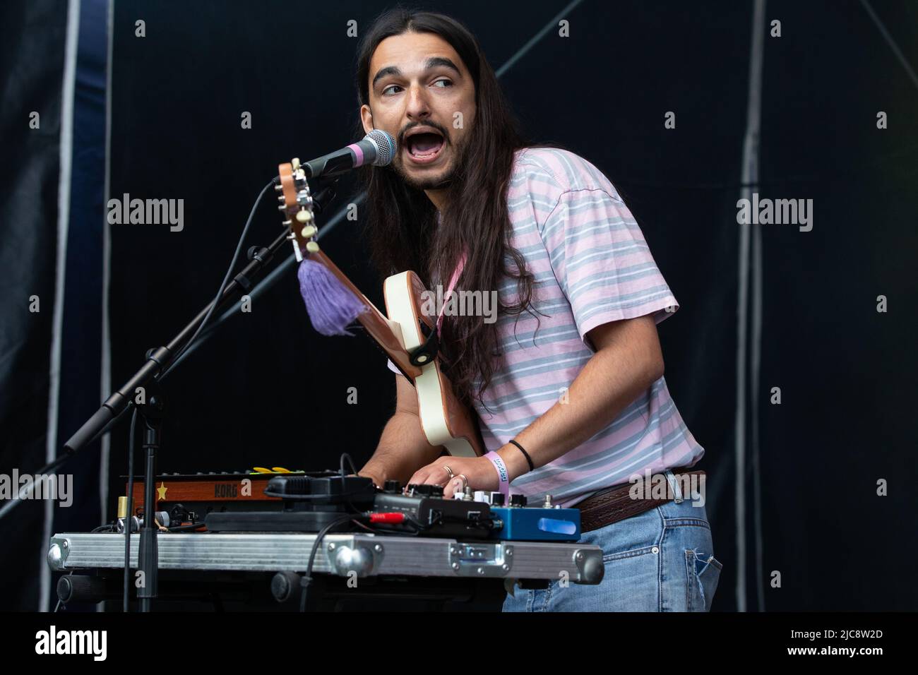 Oslo, Norvegia. 10th giugno 2022. La band inglese indie rock Wet leg suona un concerto dal vivo durante il festival musicale norvegese Loaded Festival 2022 di Oslo. Qui il musicista Joshua Omead Mobaraki è visto dal vivo sul palco. (Photo Credit: Gonzales Photo/Alamy Live News Foto Stock
