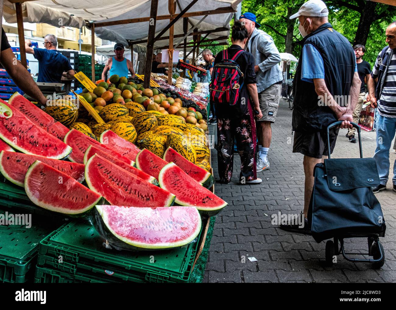 Mercato turco con bancarelle che vendono frutta, verdura e vari altri prodotti a Maybachufer ,Neukölln,Berlino,Germania. Foto Stock