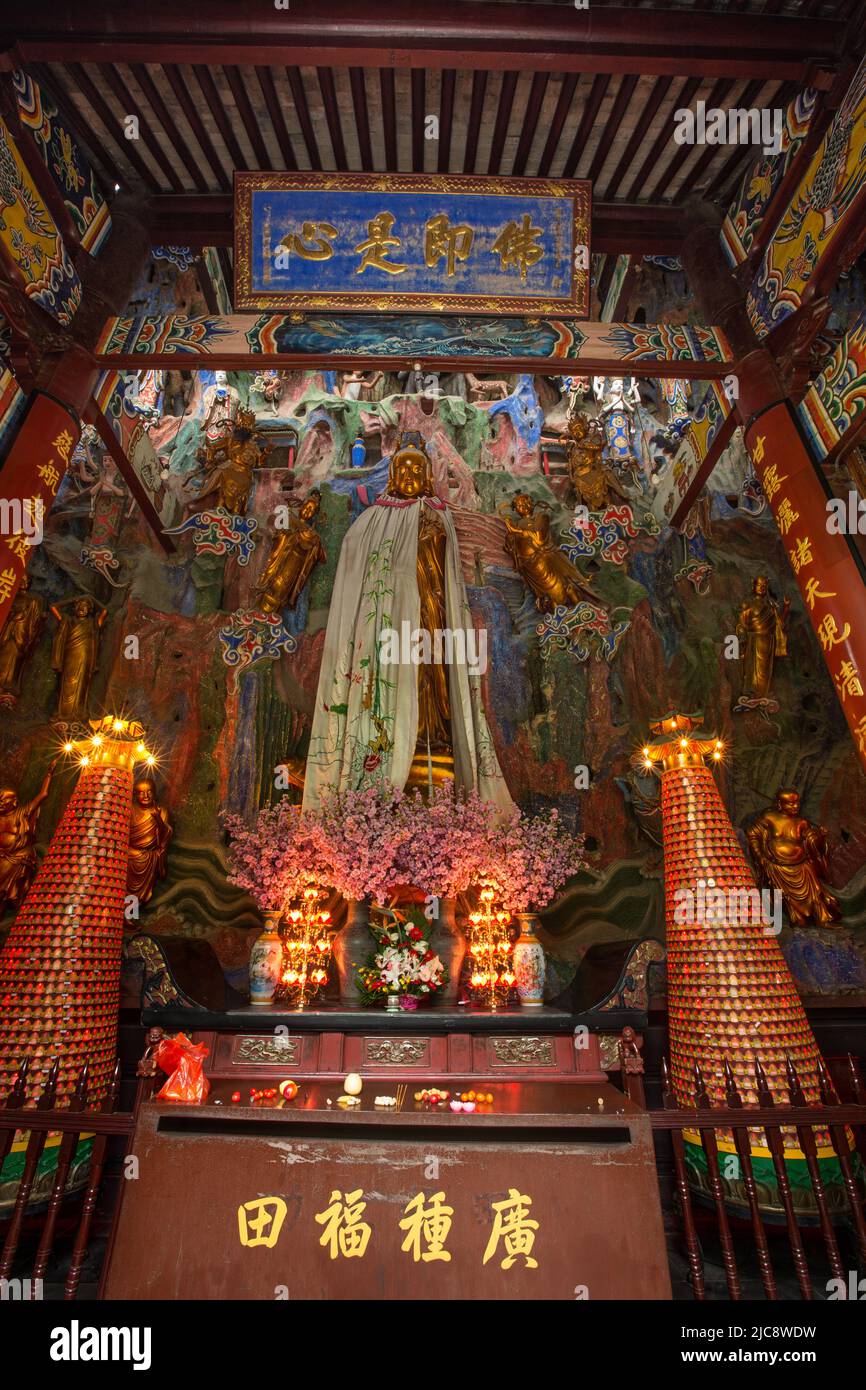 Una statua del bodhisattva Guanyin nella Grande Sala preziosa del Tempio Giardino Ovest a Suzhou, Cina. Essa è anche chiamata dea della misericordia. Foto Stock