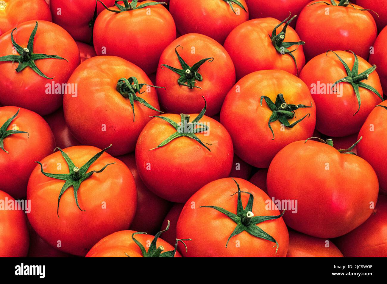 Pomodori rossi sul mercato turco stalla. Il mercato vende frutta, verdura e vari altri prodotti su Maybachufer ,Neukölln,Berlin,Germany. Foto Stock