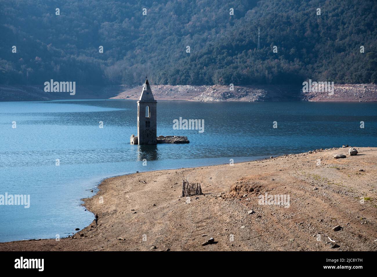 Chiesa di San Román de Sau nascosto sotto l'acqua, serbatoio Sau, Tavartet, Catalogna, Spagna Foto Stock