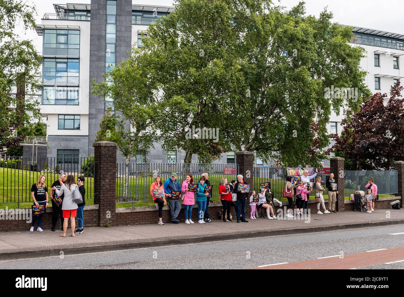 Cork, Irlanda. 11th giugno 2022. Genitori di 18 bambini i cui organi sono stati inceneriti in Belgio insieme ai rifiuti clinici, oggi protestarono fuori dall'ospedale di maternità dell'Università di Cork. La protesta è quella di chiedere la pubblicazione della relazione sull'incidente. Credit: AG News/Alamy Live News Foto Stock