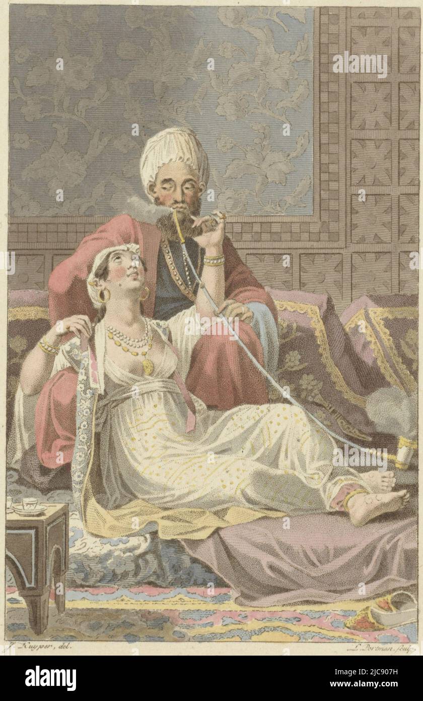 In una casa di tè un uomo sta fumando un tubo dell'acqua. Una donna lo carezza ma rimane incommossa. Indossano abiti tradizionali, coppia marocchina in casa del tè Maroccans, stampatore: Ludwig Gottlieb Portman, (menzionato sull'oggetto), disegnatore intermedio: Jacques Kuyper, (menzionato sull'oggetto), Amsterdam, 1807, carta, incisione, pennello, h 239 mm x l 153 mm Foto Stock