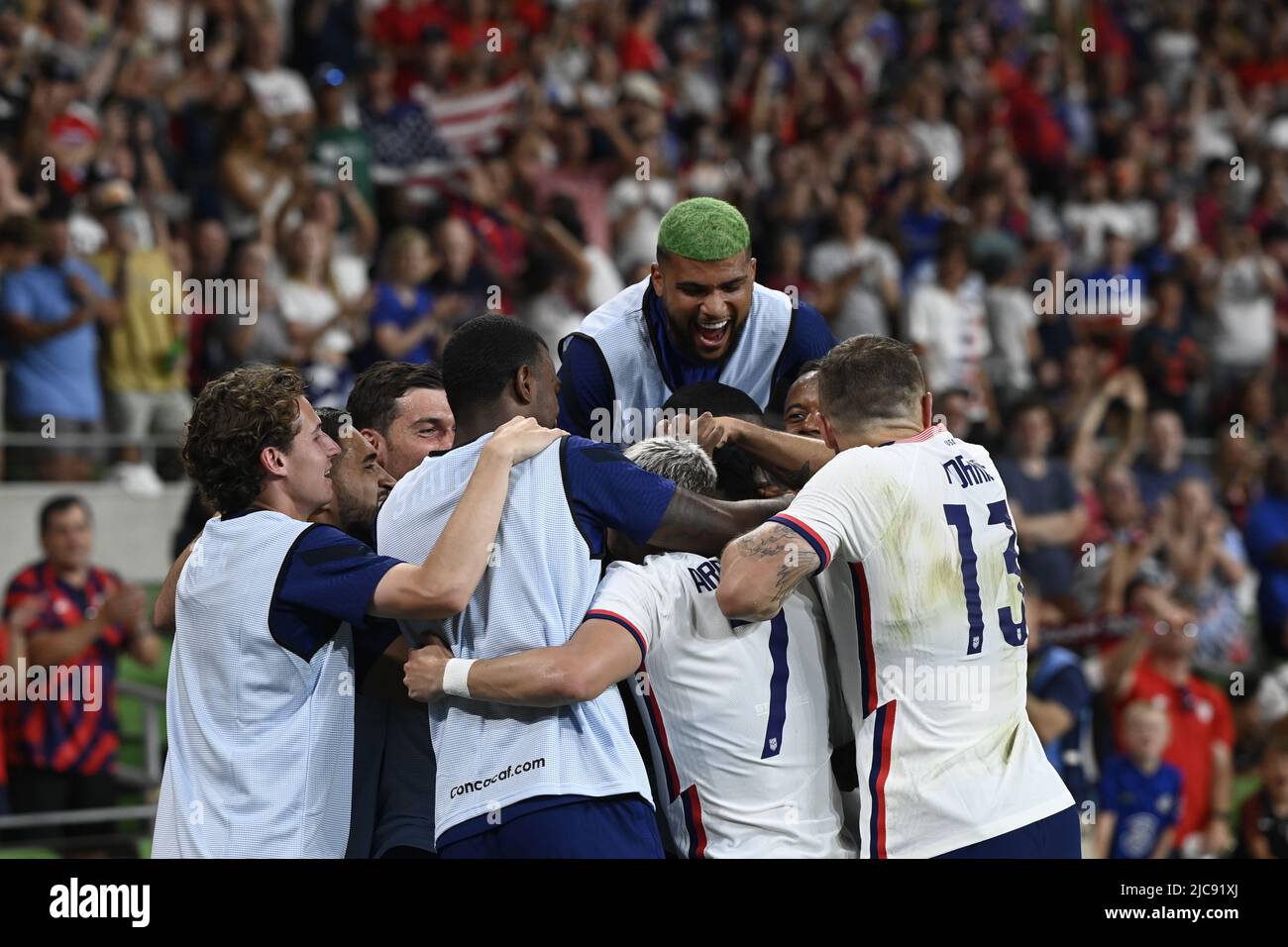 Austin, Texas USA, 10th giugno 2022: I membri del team USA celebrano un gol di PAUL ARRIOLA (7) durante la seconda metà dell'azione di una partita della CONCACAF Nation League allo stadio Q2 di Austin. Questa è la partita finale della U.S. Men's National Team (USMNT) negli Stati Uniti prima della Coppa del mondo FIFA 2022. Credit: Bob Daemmrich/Alamy Live News Foto Stock