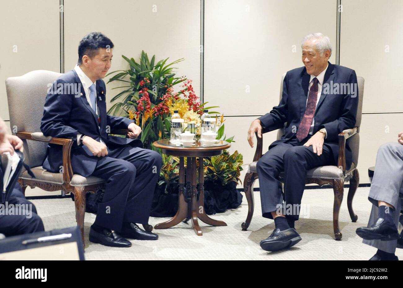 Il ministro della Difesa giapponese Nobuo Kishi (L) e il suo omologo di Singapore ng Eng Hen tengono colloqui a Singapore il 11 giugno 2022. (Kyodo)==Kyodo Photo via Credit: Newscom/Alamy Live News Foto Stock