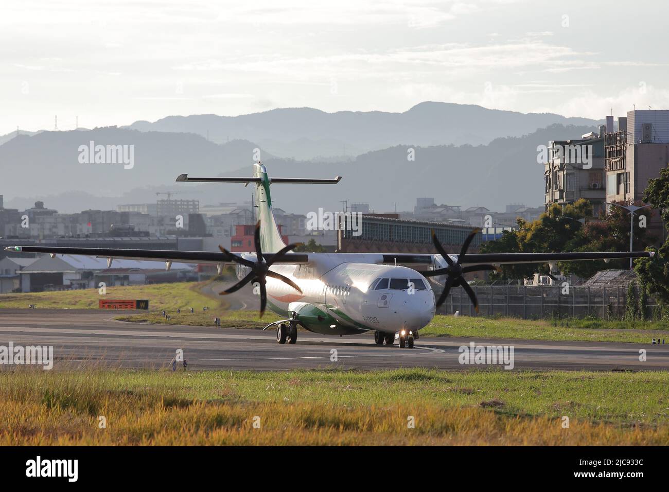 B-17013 UNI Airways ATR 72-600 lascerà l'Aeroporto Songshan di Taipei (TSA). Foto Stock