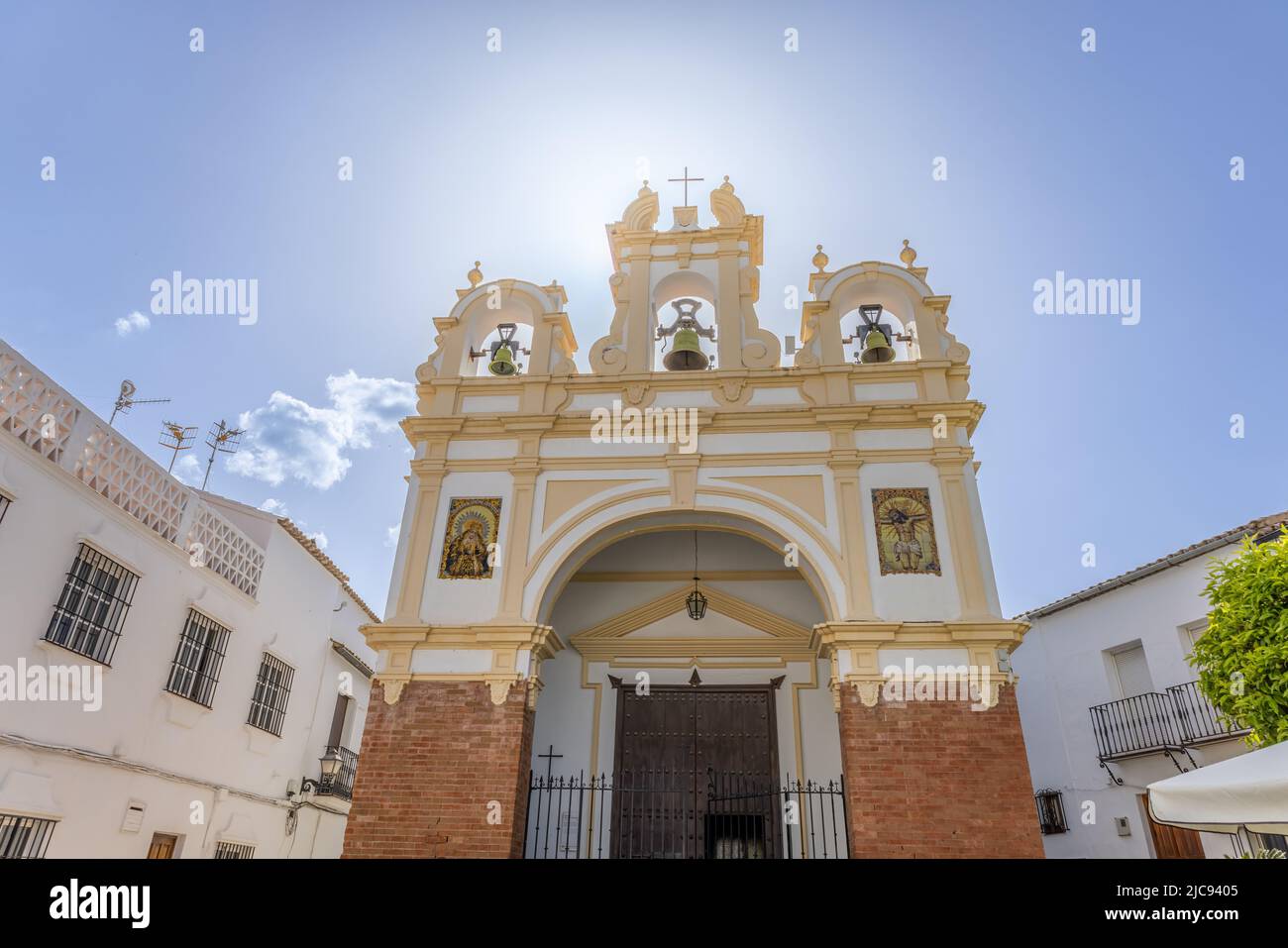 Parrocchia di Santa Maria De la Mesa a Grazalema, considerato uno dei più bei villaggi bianchi della Spagna, a Cadice, Andalusia, Spagna Foto Stock