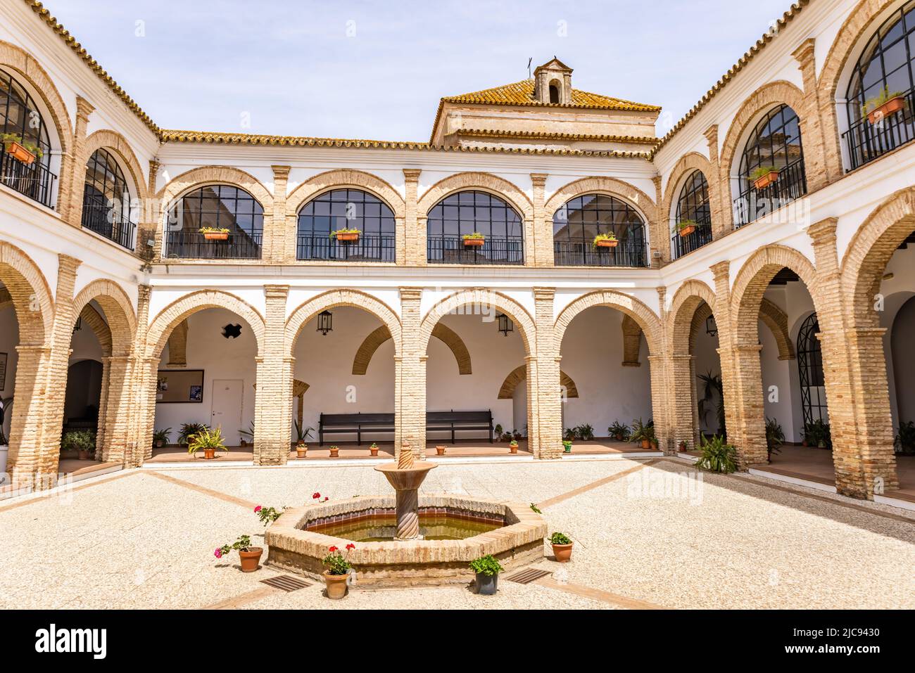 Trigueros, Huelva, Spagna - 17 aprile 2022: Cortile di El Convento del Carmen, ex convento di Consolación occupato da religiosi carmelitani, ha il suo OR Foto Stock