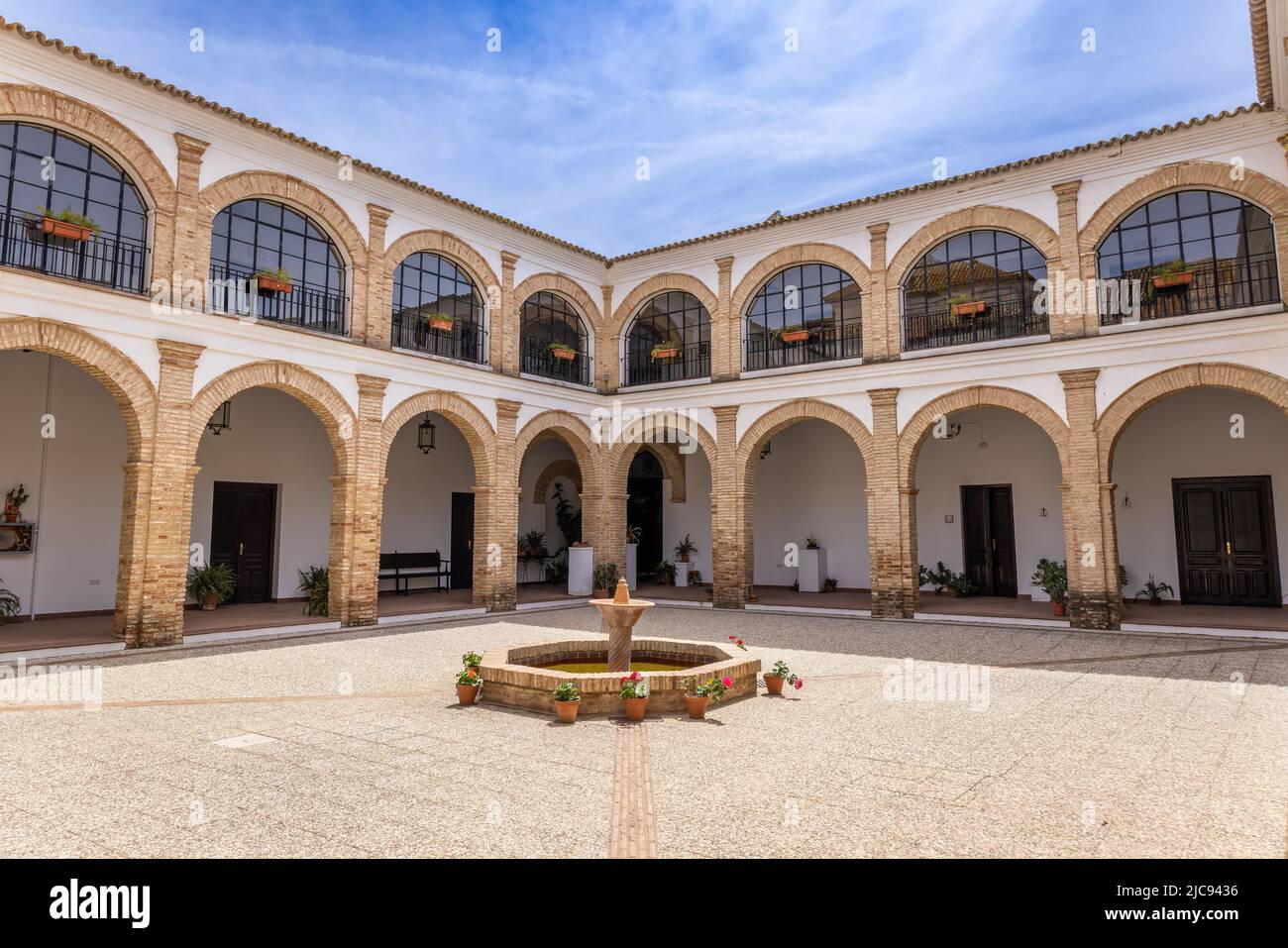 Trigueros, Huelva, Spagna - 17 aprile 2022: Cortile di El Convento del Carmen, ex convento di Consolación occupato da religiosi carmelitani, ha il suo OR Foto Stock