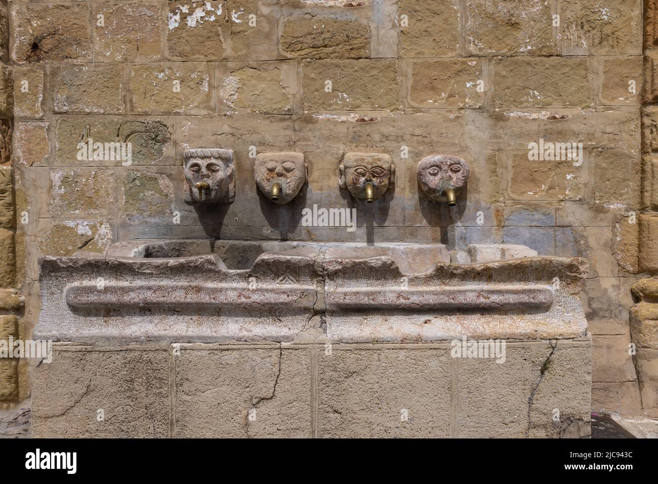 Fontana d'acqua a Grazalema, considerata uno dei più bei villaggi bianchi della Spagna Foto Stock
