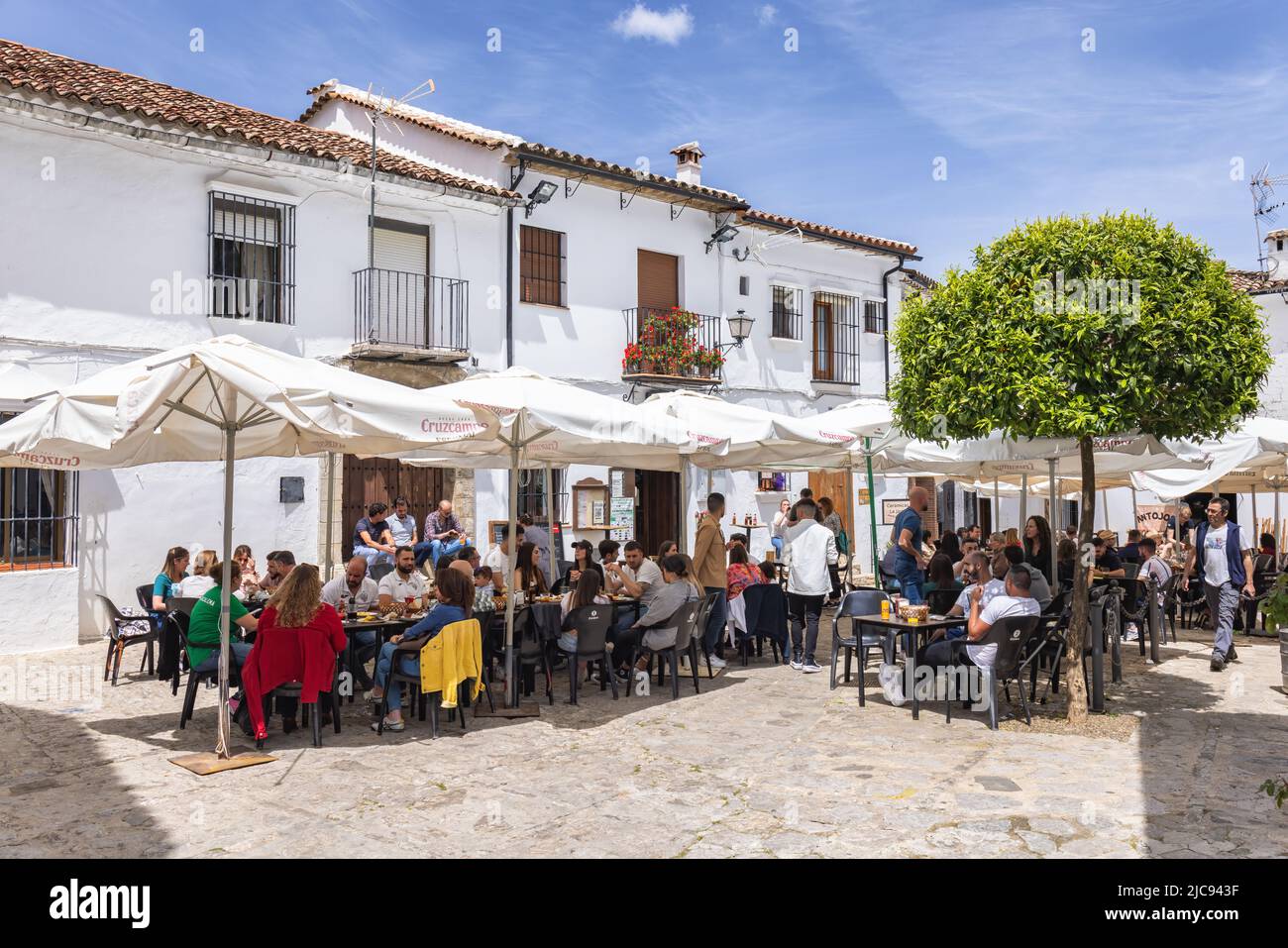 Grazalema, Cadice, Spagna - 1 maggio 2022: Persone che mangiano un bere nelle terrazze bar del villaggio di Grazalema, (montagne Grazalema), uno dei villaggi Foto Stock