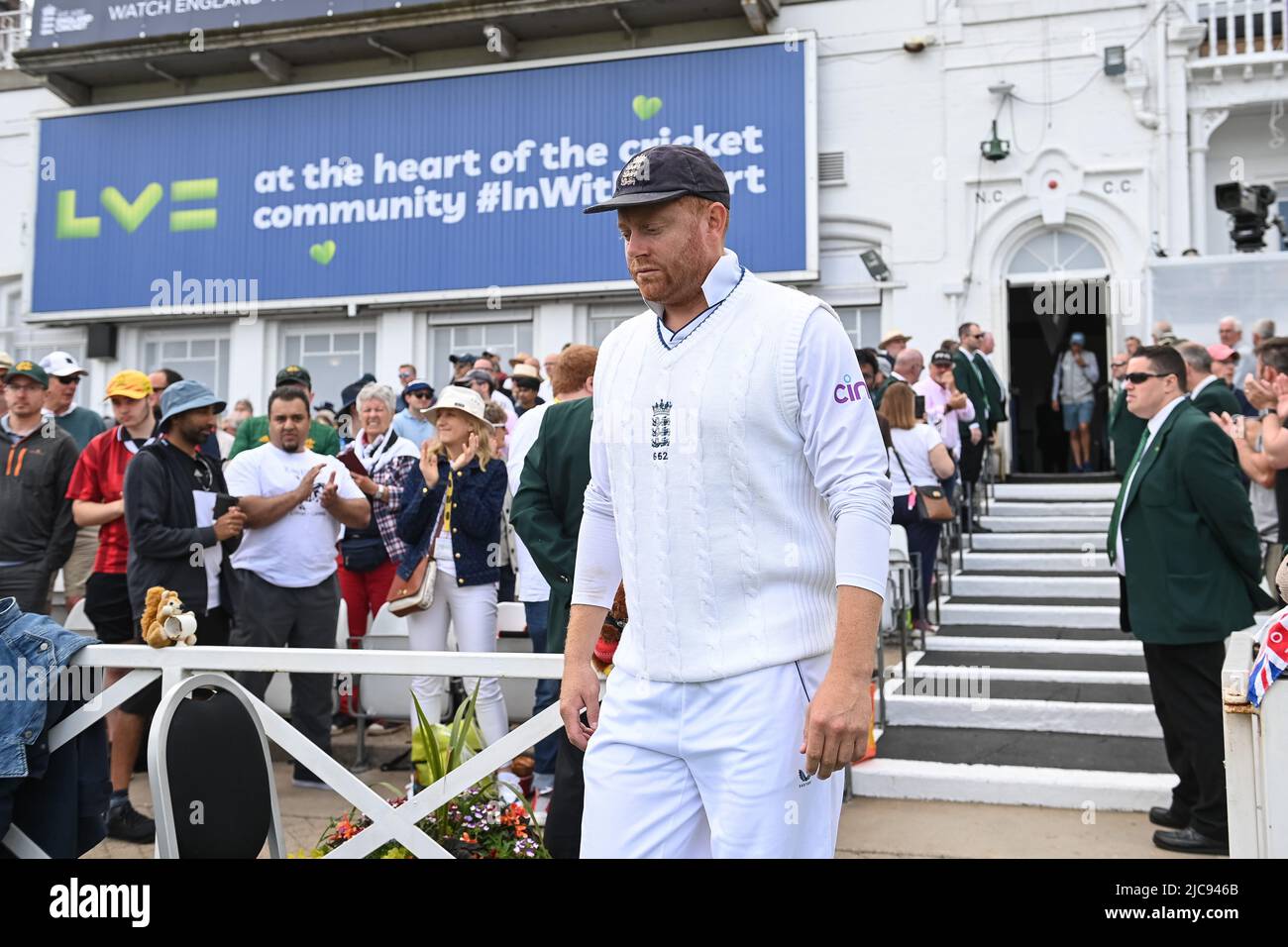Jonny Bairstow d'Inghilterra esce per l'inizio del gioco Foto Stock
