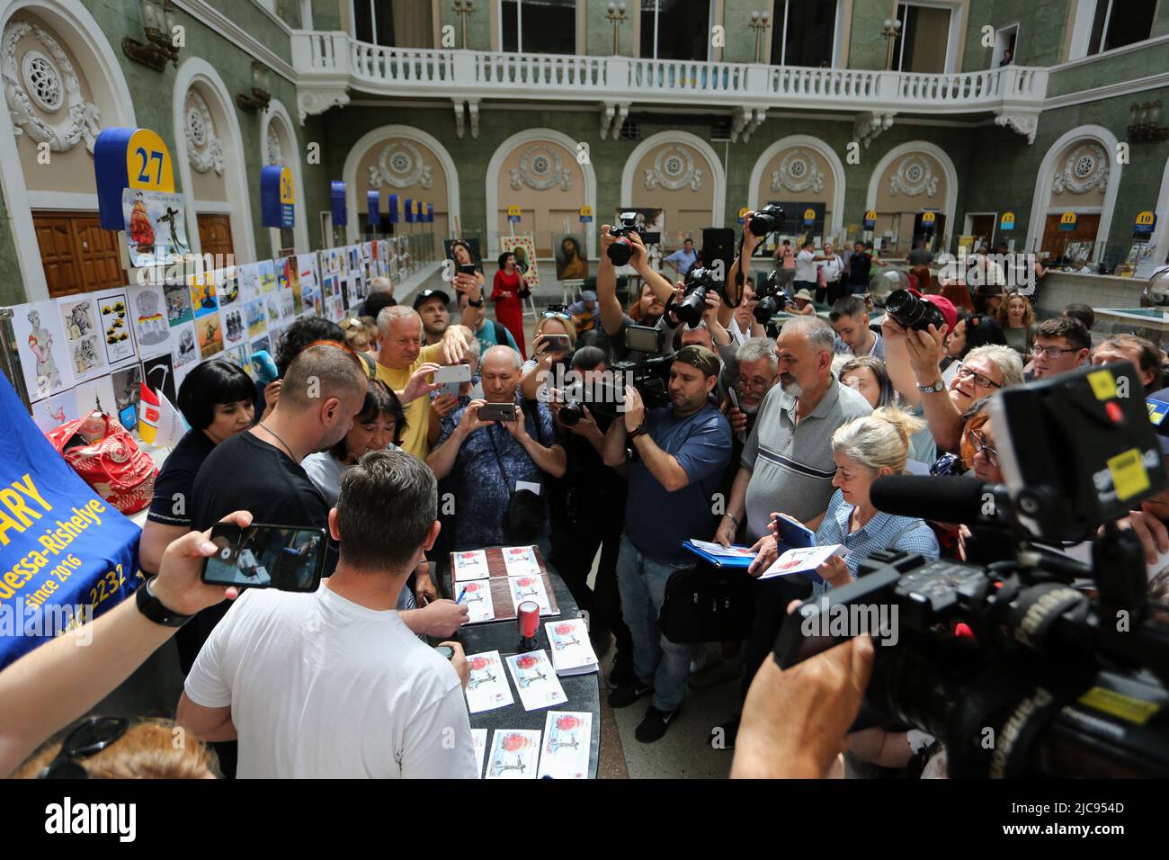 I dipendenti dell'ufficio postale ucraino stanno estinguendo il nuovo francobollo "Assol non è più lo stesso". A Odessa, l'ufficio postale principale ha annullato un nuovo timbro "Assol non è lo stesso". Si tratta di una variazione sul tema della leggendaria frase della guardia di frontiera Ucraina in relazione alla nave da guerra russa. L'autore del disegno è il vignettista di Odessa Viktor Dzhevaga. Il timbro raffigura una ragazza in piedi sulla riva del mare che punta un'arma a una nave con vele rosse e un nemico tricolore. C'è una bandiera Ucraina sullo zaino della ragazza. (Foto di Viacheslav Onyshchenko / SOPA Images/Sipa USA) Foto Stock