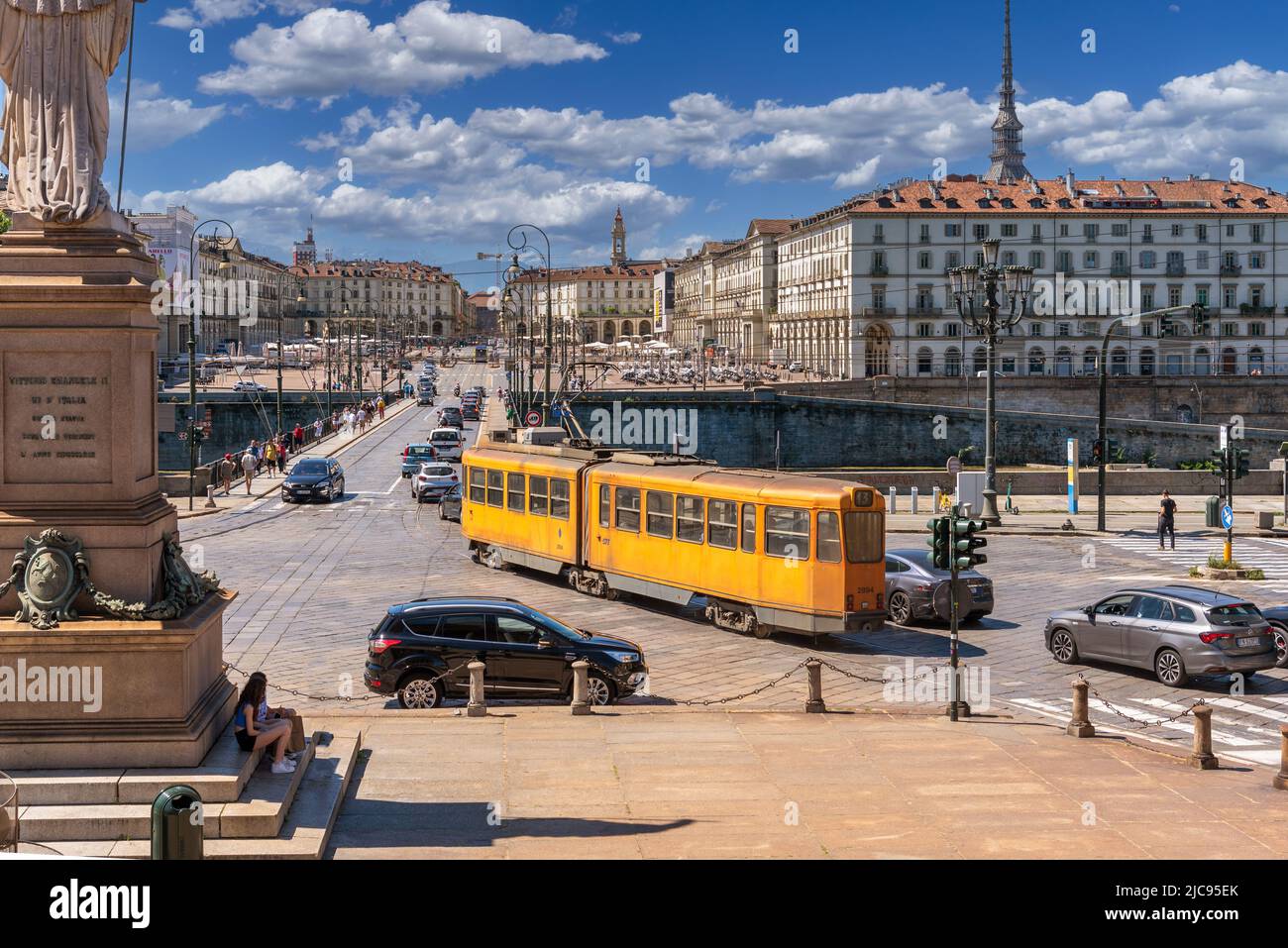 Torino, Italia - 10 giugno 2022: Tipico tram arancione torinese in piazza Gran Madre verso il ponte Vittorio Emanuele i, sullo sfondo piazza Vitt Foto Stock