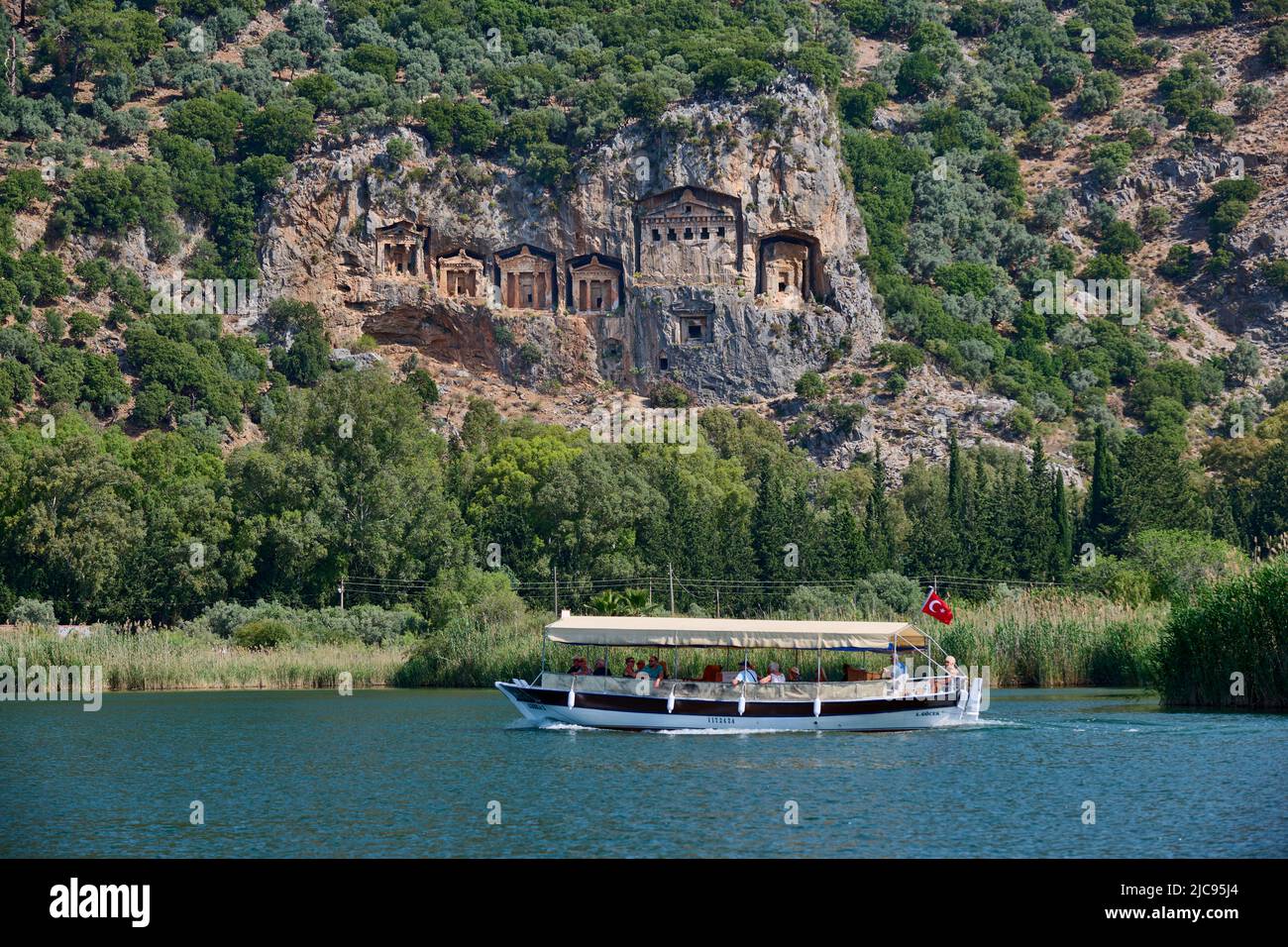 Nave turistica di fronte alle tombe di roccia Licia in una parete rocciosa di Dalyan, Turchia Foto Stock