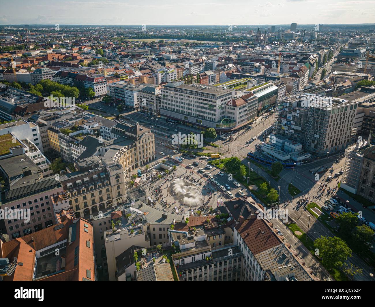 Monaco di Baviera, Germania - Giugno 10: Vista aerea della facciata dell'edificio del magazzino Galeria Kaufhof a Stachus il 10 giugno 2022 a Monaco di Baviera. Il magazzino è Foto Stock