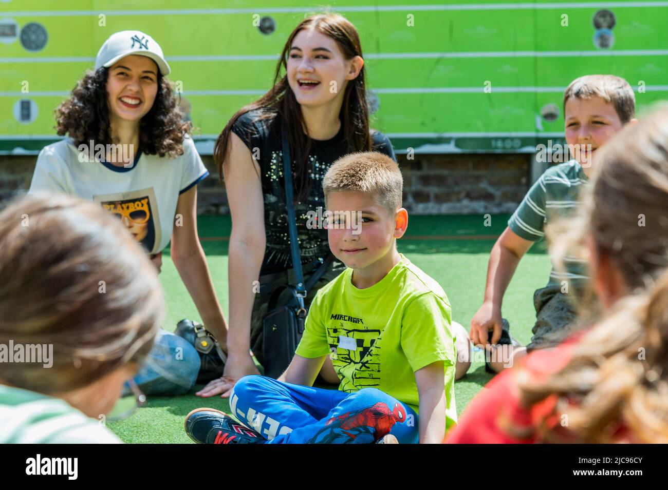 Londra, Regno Unito. 11th giugno 2022. Un ragazzo festeggia il suo 7th compleanno con torta per il gruppo - Familes4Peace accoglie mamme e bambini ucraini da tutta la NW Londra alla scuola Cavendish di Camden. Gli oratori forniscono informazioni pratiche sull'accesso ai servizi, consigli di rilocazione e posti di lavoro, mentre i bambini giocano aiutati da volontari. Essi beneficiano di venire insieme ad altri nella stessa situazione, auspicabilmente contribuendo a ridurre il trauma del trasferimento in un nuovo paese, lasciando i membri della famiglia alle spalle per affrontare incertezza e pericolo. “Londra sta con l’Ucraina”. Credit: Guy Bell/Alamy Live News Foto Stock