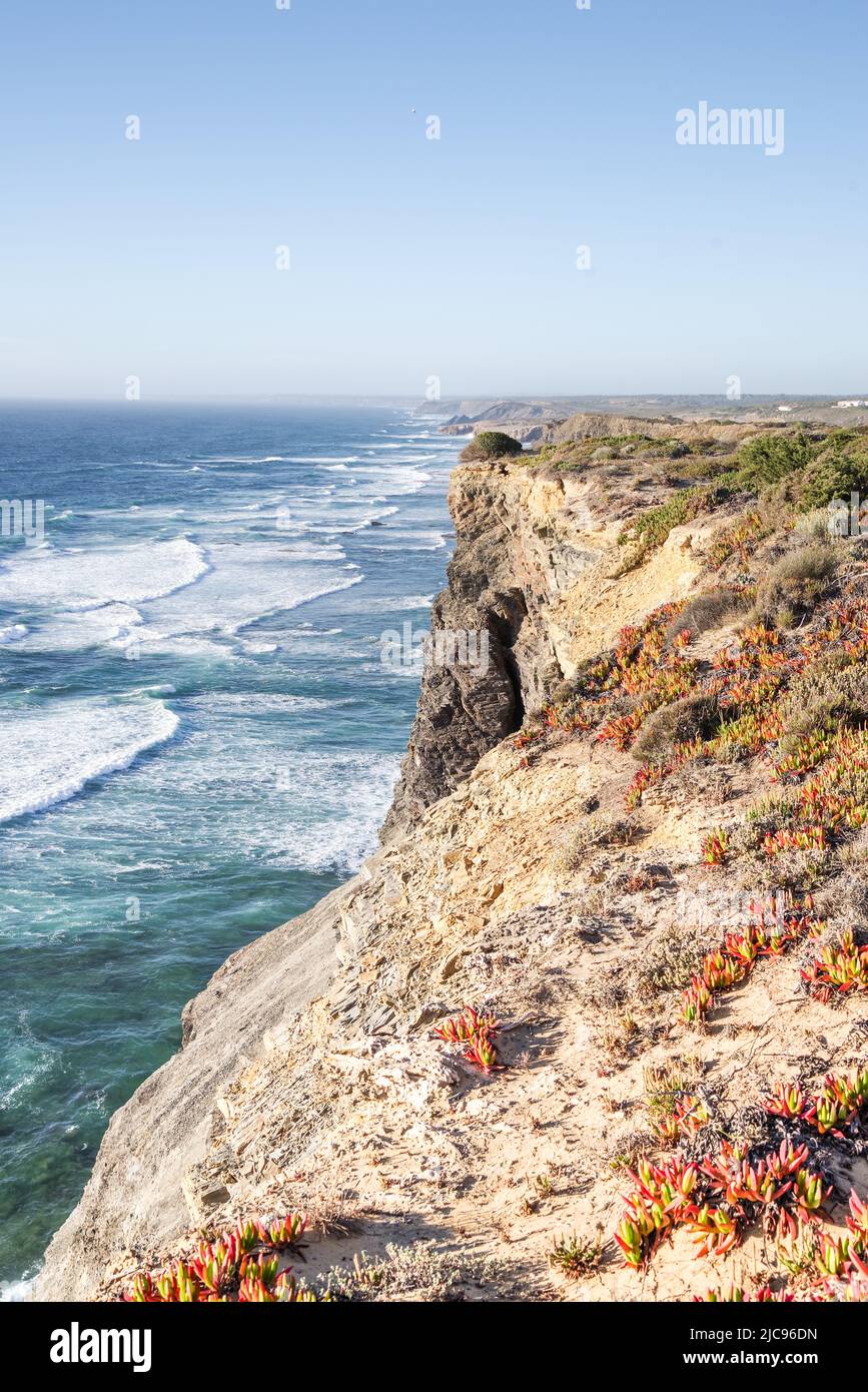 Vista dell'Oceano Atlantico dalle scogliere di Costa Vicentine vicino a Monte Clerigo - Algarve, Portogallo Foto Stock