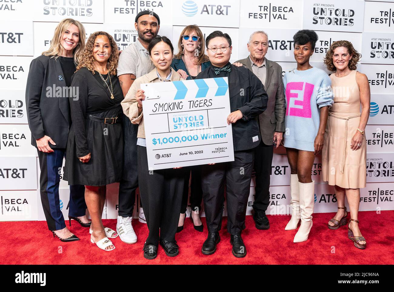 New York, Stati Uniti. 10th giugno 2022. Kellyn Smith Kenny, Karen Horne, J.D. Dillard, so Young Shelly Yo, Jane Rosenthal, Guo Guo, Robert De Niro, DeWanda Wise e Leslie Cohen partecipare AL AT&T Untold Stories durante il Tribeca Festival presso Spring Studios (Foto di Radin/Pacific Press) credito: Pacific Press Media Production Lev Corp./Alamy Live News Foto Stock
