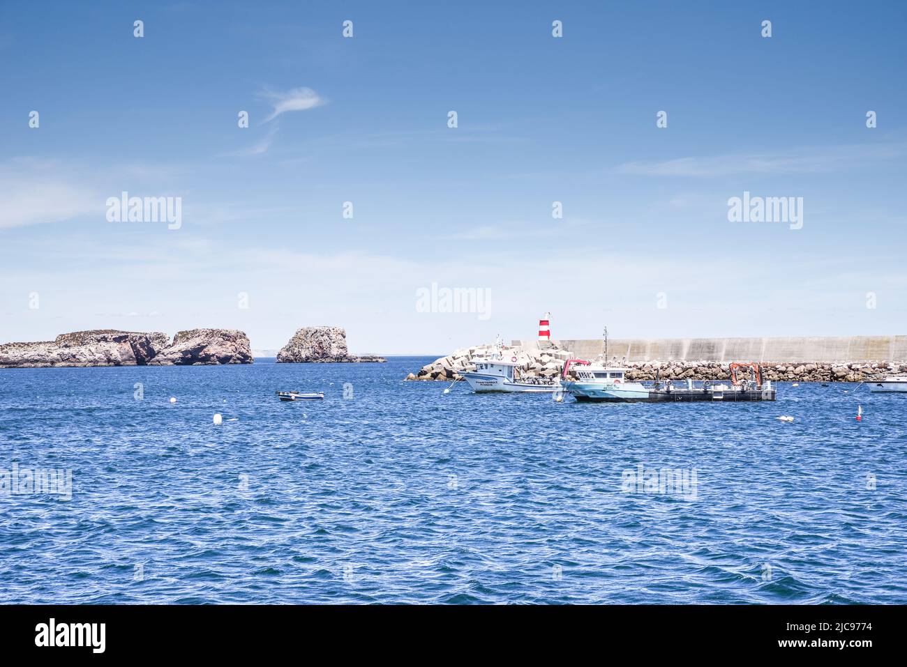 L'ingresso al porto di Sagres è protetto da isolotti Martinhal (sullo sfondo) - Sagres, Algarve, Portogallo Foto Stock
