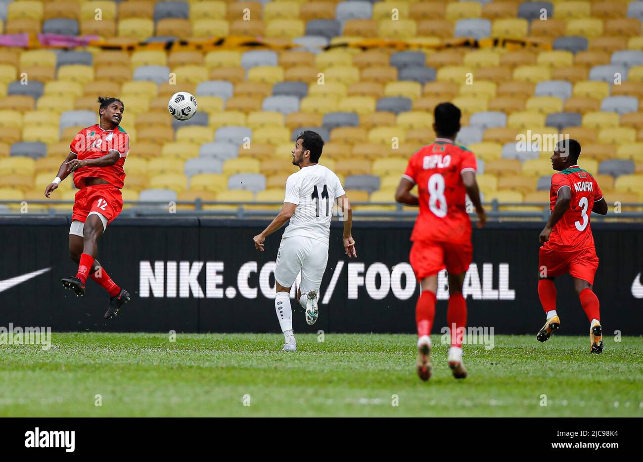 Kuala Lumpur, Malesia. 11th giugno 2022. Bishwanath Ghosh del Bangladesh (L) e Nurmyradov Selim (C) del Turkmenistan visti in azione durante la gara di qualificazione AFC Asian Cup 2023 tra Turkmenistan e Bangladesh allo Stadio Nazionale Bukit Jalil. Punteggio finale; Turkmenistan 2:1 Bangladesh. Credit: SOPA Images Limited/Alamy Live News Foto Stock