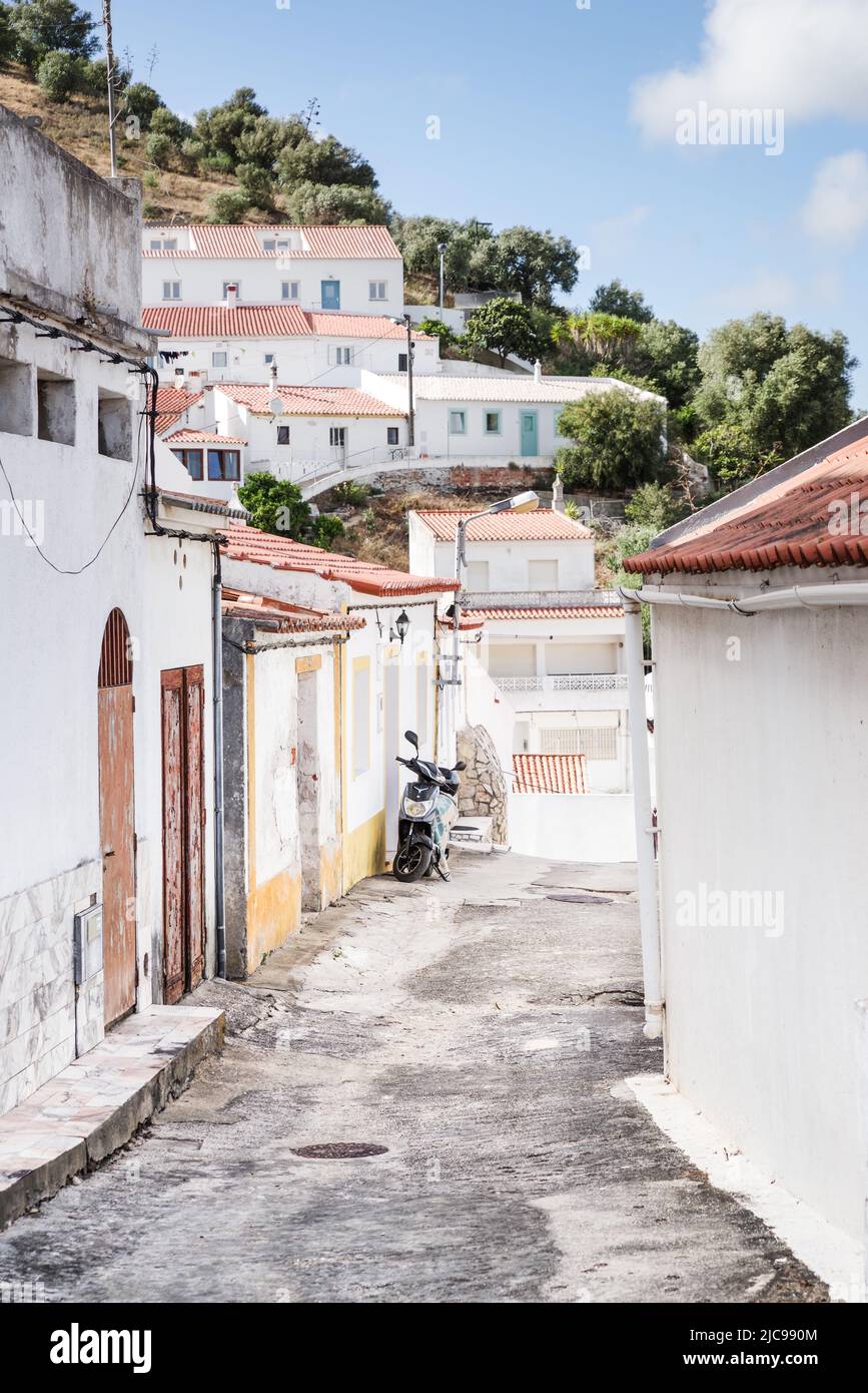 Pittoresche strade strette e tipici tetti in terracotta nella cittadina di Aljezur, sulla costa sud-occidentale del Portogallo Foto Stock