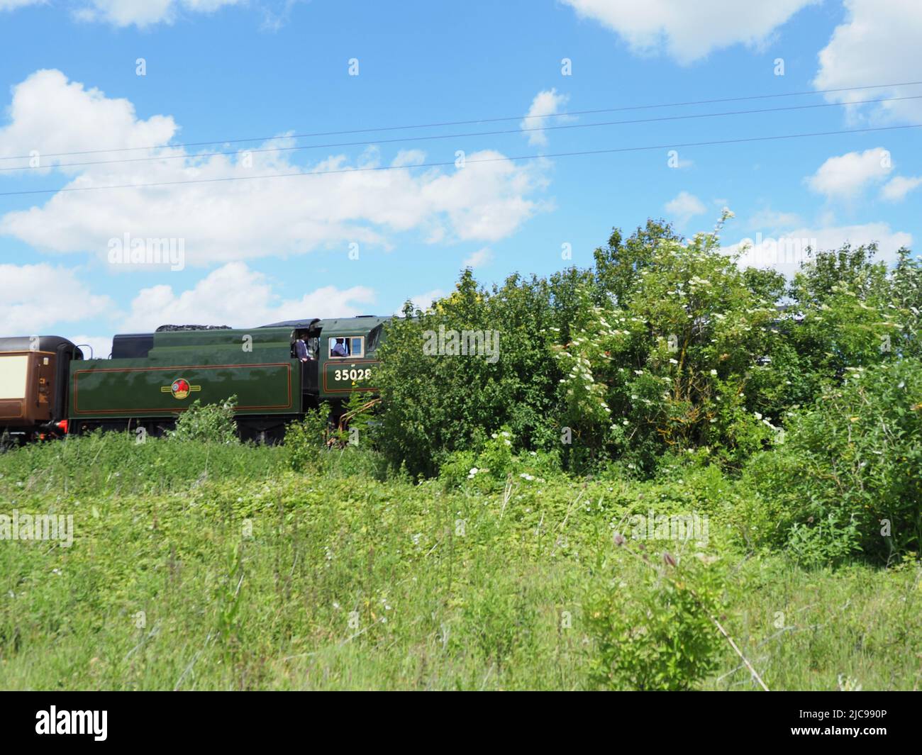 Sittingbourne, Kent, Regno Unito. 11th giugno 2022. Lo storico treno a vapore 'Clan Line' (no 35028) che passa attraverso Sittingbourne, Kent questo pomeriggio - a metà strada del suo viaggio da Londra a dover. Credit: James Bell/Alamy Live News Foto Stock